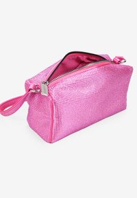 Bolso de maquillaje rosa con un acabado metálico brillante, forma rectangular, tapa con cremallera y una correa para la muñeca; forrado con una tela de contraste.