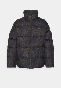 Giacca imbottita di colore blu scuro con un motivo paisley. Caratterizzata da un colletto alto e una cerniera frontale. Realizzata in un tessuto morbido e testurizzato.