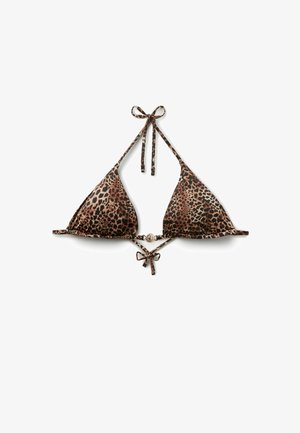 Trójkątny top bikini w panterkę z wiązaniem na szyi i z tyłu, ozdobiony małym srebrnym dekoracyjnym zawieszkom na środku z przodu.