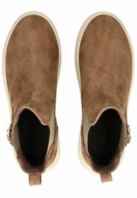 Bruine suède enkelbootjes met elastische zijpanelen, ronde neus en een gestructureerde witte zool. Bevat een decoratief hardware accent aan de zijkant.