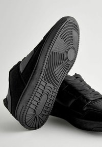 Next COURT- REGULAR FIT - Sportcipő - black