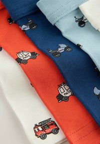Quattro calzini di cotone nei colori blu, arancione, bianco e azzurro chiaro, con stampati veicoli della polizia e camion dei pompieri in stile cartone animato.