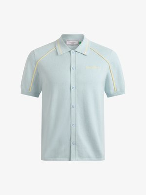 Lichtblauw gebreid poloshirt met korte mouwen, gele biezen op de schouders, knoopsluiting aan de voorkant, geribbelde manchetten en geborduurde tekst op de linkerborst.