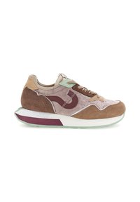 Sneaker marrone e beige con una parte superiore in suede e mesh testurizzato, dettagli verde menta, una suola intermedia bordeaux e un logo prominente sul lato.