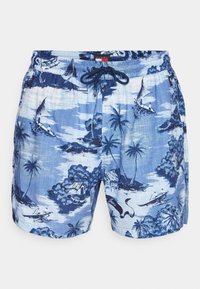 Bañadores azules estampados con un diseño tropical, que incluyen palmeras, botes y cabañas. Fabricados con un tejido ligero y con una cinturilla elástica.