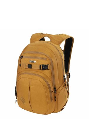 Sac à dos Nitro jaune moutarde avec plusieurs compartiments zippés, bretelles ajustables et fermeture à boucle avant.