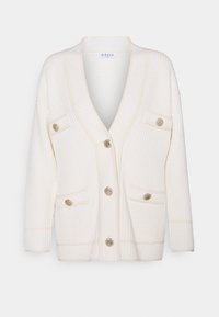Kremowy kardigan z teksturowanym splotem, z dekoltem w serek, długimi rękawami, pięcioma złotymi dekoracyjnymi guzikami oraz czterema przednimi kieszeniami z klapą i guzikami.