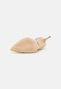 Pump beige con punta affilata e superiore intrecciato, con tacco a stiletto sottile. Suola liscia con dettagli di presa testurizzati e logo del marchio.