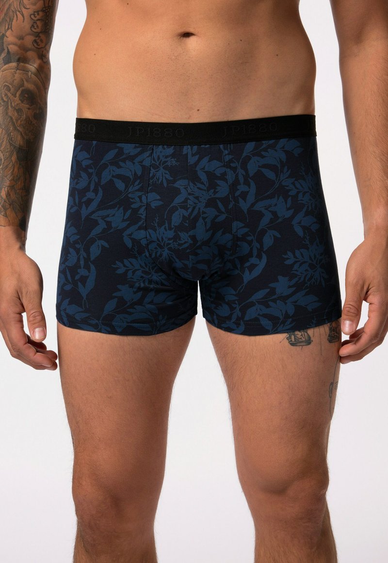 Boxers ajustados marinos con patrón de follaje azul oscuro, hechos de una tela suave, con un ancho cinturón negro que presenta el logo "JP1880".