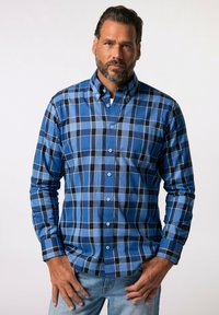 La camisa a cuadros azul presenta una mezcla de azules claros y oscuros con acentos negros, diseño de botones, mangas largas y un cuello estándar.