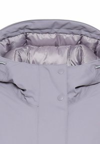 Gevoerde capuchonjas in lichtgrijs, met een gladde buitenstof, ronde kraag, drukknoopsluiting en een gestikte binnentextuur.