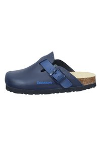 Zoccoli blu navy con tomaia in pelle liscia, soletta in sughero e cinturino regolabile. Presentano una suola in gomma testurizzata per una migliore aderenza. Logo del marchio visibile.