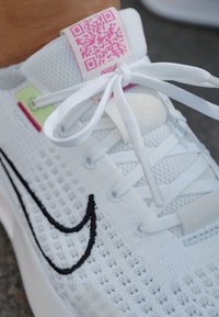 Nike Performance INTERACT RUN - Tenisice za hodanje - white/black/football grey/vapor green/barely green/playful pink