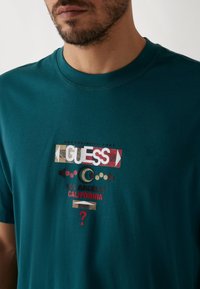 Guess IMPRIMÉ LOGO - Camiseta estampada - vert