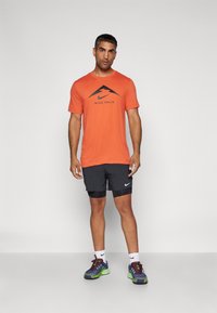 Nike Performance M NK DF TEE TRAIL LOGO - Športne majice - vintage coral/black