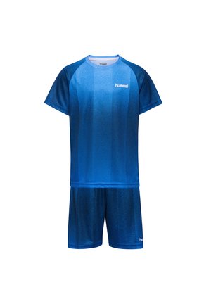 Blå kortærmet sportstrøje og matchende shorts med subtilt gradientmønster og hvide "hummel"-logoer på bryst og shorts.