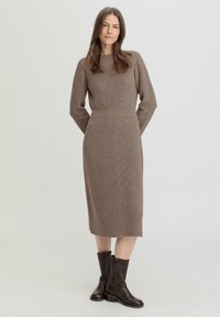 hessnatur MIDI REGULAR - Strickkleid - camel
