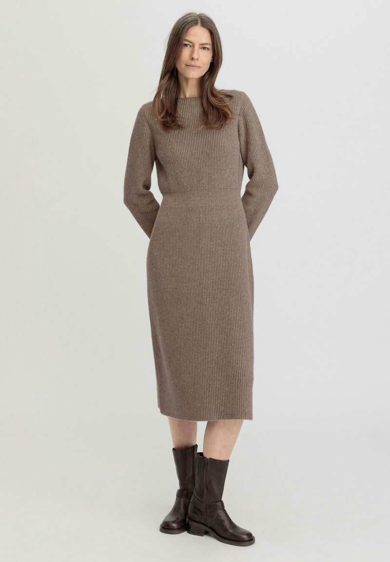 hessnatur MIDI REGULAR - Strickkleid - camel