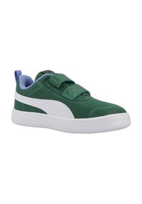 Zapatilla deportiva de malla verde con acentos blancos y forro azul, que cuenta con dos correas ajustables de velcro y una suela plana de goma.