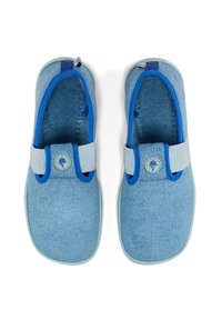 Zapatos de tela azul tipo slip-on con superficie texturizada, que cuentan con una correa de un azul claro y acento de botón, puntera redondeada y cuello acolchado.