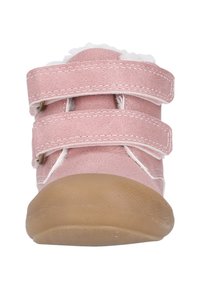 Rosa faux suede babysko med to Velcro-stropper, hvid syning og en struktureret tan gummisål. Blød foring synlig øverst.