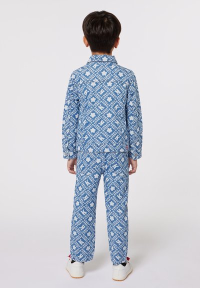 Set di pigiama blu con un motivo geometrico che presenta forme di trifoglio e lettere. Realizzato in tessuto morbido, con una camicia con colletto e pantaloni abbinati.