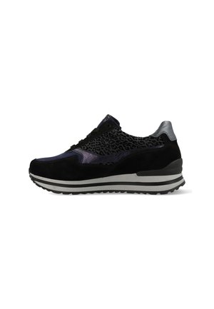 Schwarzer Sneaker mit einer Kombination aus Materialien, einem Leopardenmuster, strukturiertem schwarzen Wildleder und einem silbernen Akzent an der Ferse.