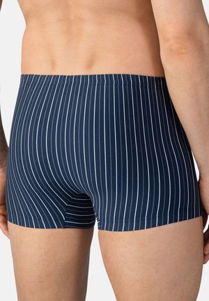 Marineblaue gestreifte Boxershorts mit schmalen weißen vertikalen Linien. Elastischer Bund, glattes Gewebe mit leichtem Glanz, taillierte Passform.