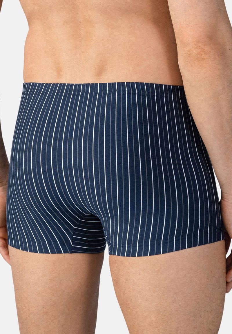 Marineblaue gestreifte Boxershorts mit schmalen weißen vertikalen Linien. Elastischer Bund, glattes Gewebe mit leichtem Glanz, taillierte Passform.