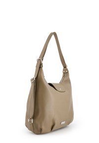 Beige leren handtas met een ronde vorm, verstelbare schouderband en een sluiting met voorflap. Voorzien van hardware in zilverkleur en een subtiele textuur.