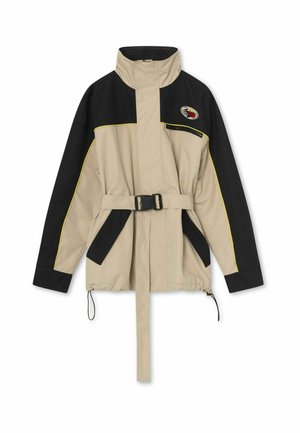 Béžovo-čierna bunda s vysokým golierom, žltým lemovaním, predným zipsom a opaskom so sponou, čiernymi vreckami a malým logom na hrudi.