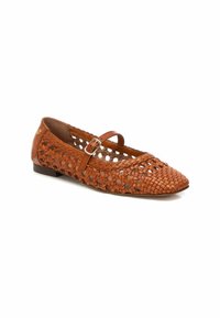 Bailarinas de cuero marrón con diseño trenzado, puntera afilada y correa lateral con hebilla. Tacón plano y lados abiertos para mayor transpirabilidad.