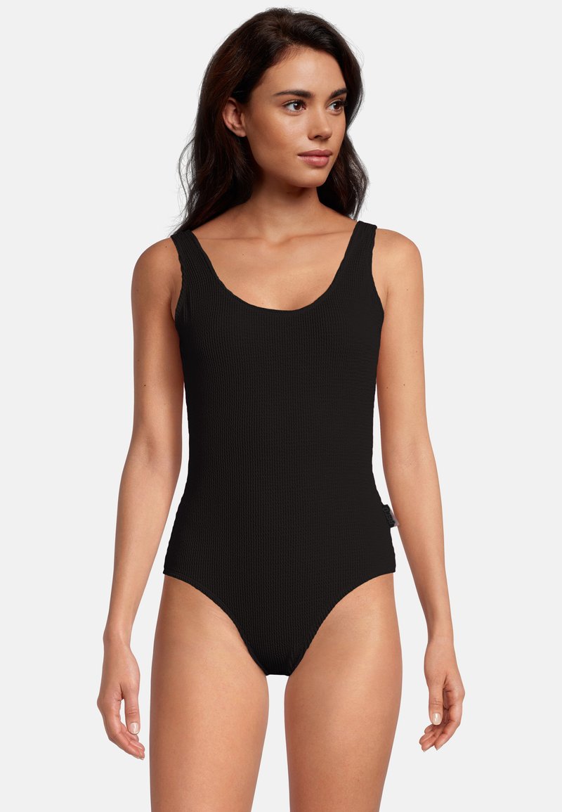 Maillot de bain noir à côtes, à une pièce, avec de larges bretelles et un décolleté arrondi, présentant une texture lisse et une étiquette logo sur le côté.