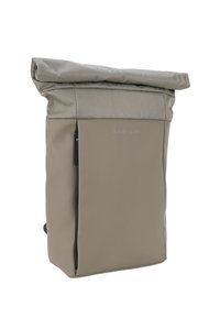 Jasnoszary plecak z klapą zwijaną na górze, gładkim przednim panelem, boczną kieszenią na zamek oraz subtelnym wytłoczonym logo.