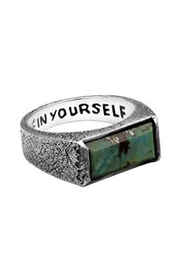 Hõbesõrmus tekstuuriga viimistlusega, mille keskel on ristkülikukujuline roheline kivi. Sees on graveeritud "ENDAS." Erakordne ja julge disain.