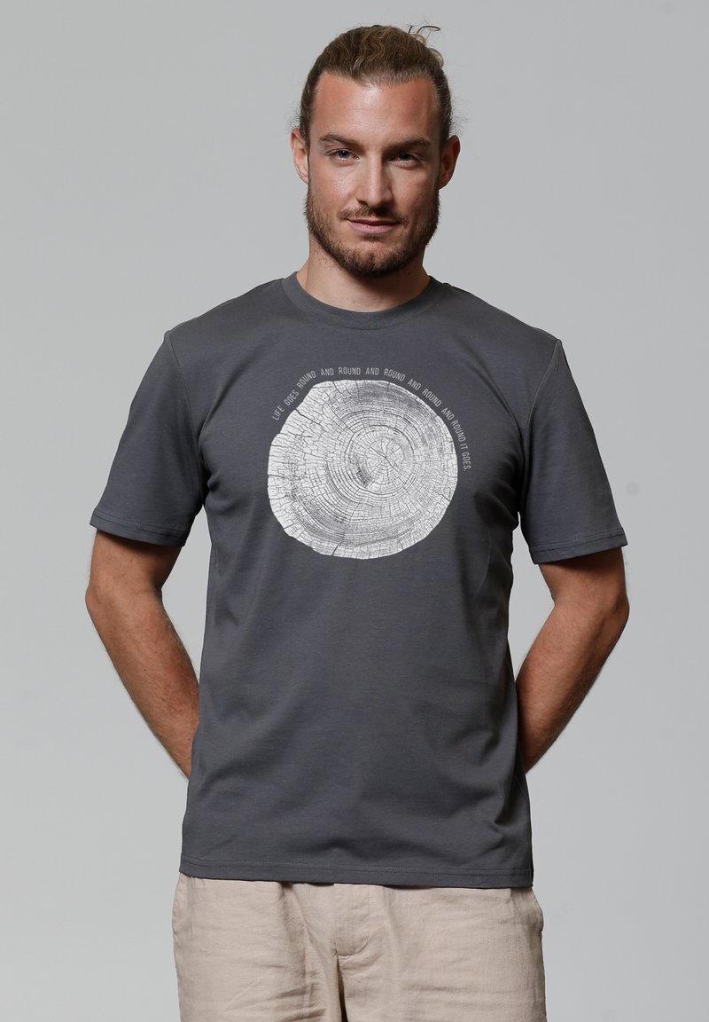 Grijze katoenen t-shirt met een cirkelvormige houtnerfafbeelding met daaromheen tekst. Korte mouwen, ronde hals en een normale pasvorm.