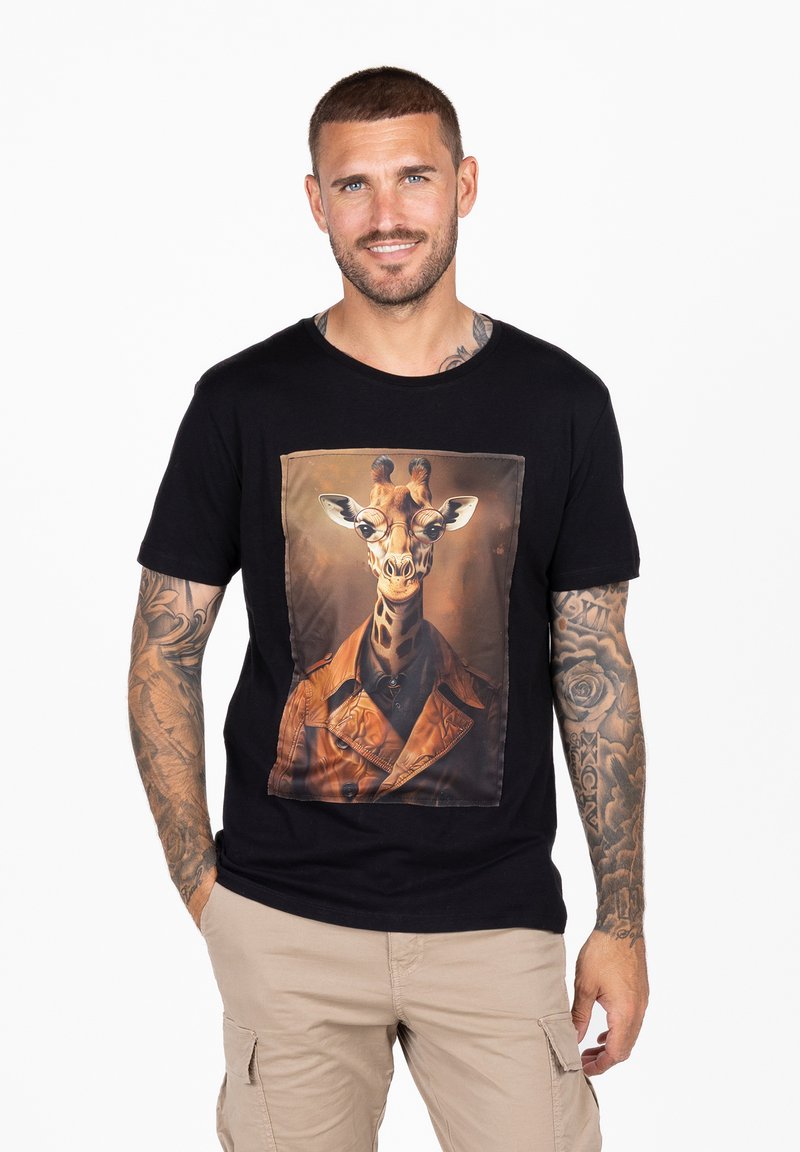 Camiseta de algodón negra con un gran gráfico de una jirafa con gafas y una chaqueta de cuero marrón, con una textura suave.