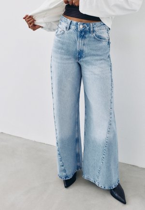 PULL&BEAR, HIGH-WAIST SUPER WIDE-LEG WITH BACK TAB - JEANS - Wide Leg - light blue