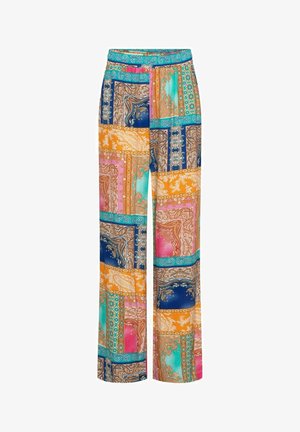 Wijdemokkelbroeken met een patchworkontwerp in turkoois, oranje, roze, blauw en beige kleuren; het materiaal heeft een gladde textuur.