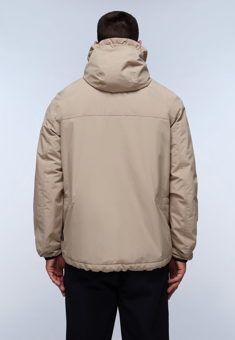 Beige gewatteerde jas met een grote capuchon en elastische manchetten. Heeft een zachte textuur en zijzakken, ontworpen voor comfort en warmte.