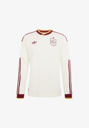 Wit sportsjersey met lange mouwen en bordeauxrode strepen op de mouwen, een bordeauxrode en gele kraag, Adidas-logo en het embleem van het Spaanse nationale team.