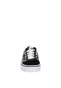 Scarpe da ginnastica in tela a scacchi bianco e nero con suola piatta bianca, caratterizzate da una chiusura con lacci e dettagli in suede sulla punta e sui lati.