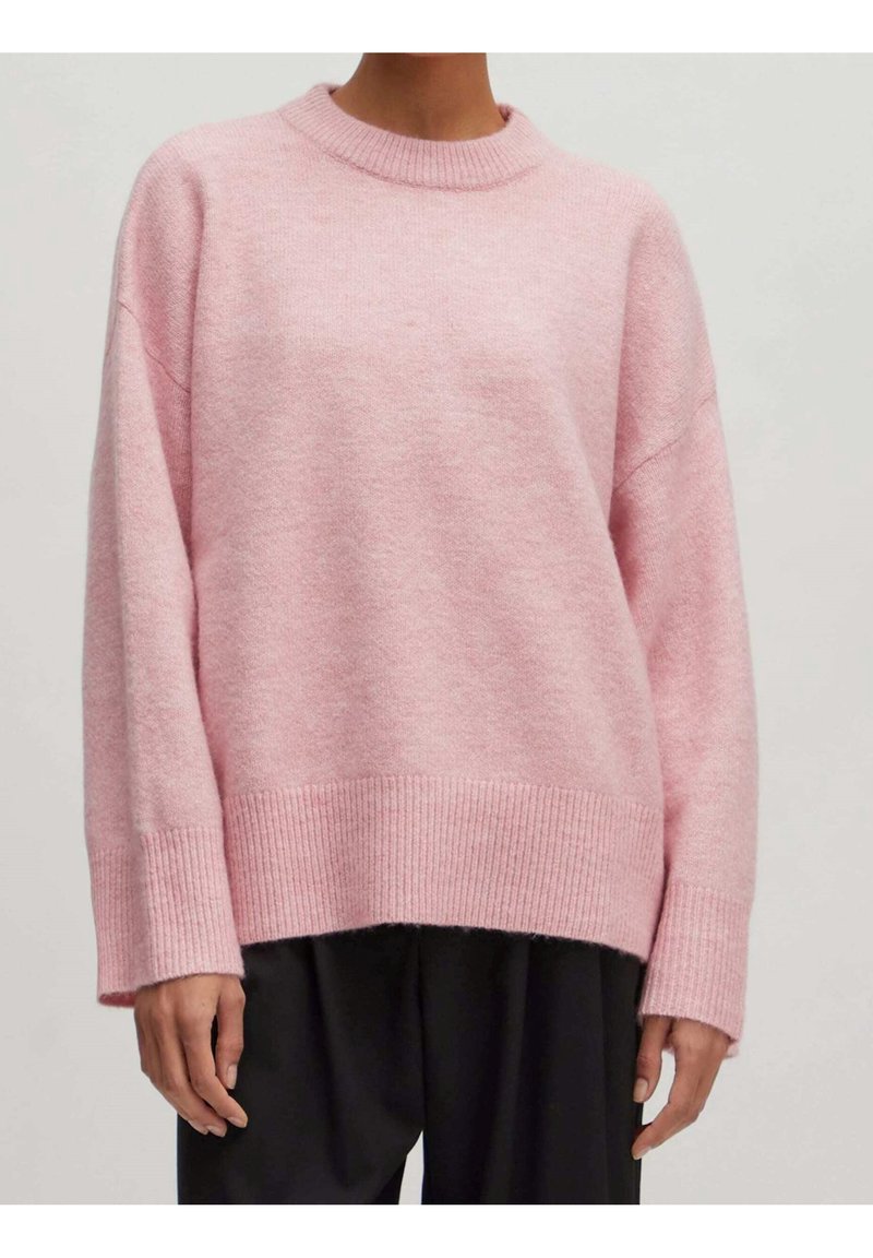 Hellrosa Oversize-Pullover mit geripptem Rundhalsausschnitt und Bündchen. Weicher Stoff mit lockerer Passform, gerade Säume.