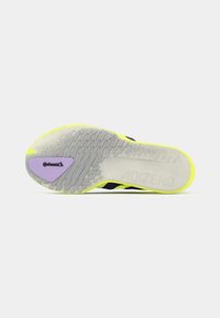 Σόλα παπουτσιού για τρέξιμο με υφή, που διαθέτει έντονες κίτρινες λεπτομέρειες, μοβ ένθετο και κυρίως γκρι βάση. Ορατή η σήμανση ADIZERO.