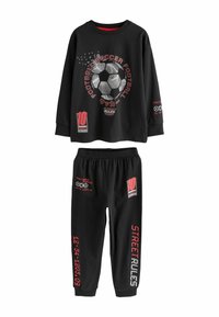 Cămașă neagră cu mânecă lungă, cu grafică de minge de fotbal și text. Pantaloni negri cu text roșu și detalii grafice. Material din bumbac, croială lejeră.