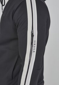 SIKSILK Cipzáras pulóver - black