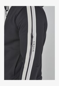 SIKSILK TAPE ZIP THRU - Felpa con zip - black/nero SIKSILK TAPE ZIP THRU - Felpa con zip - black/nero