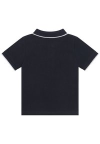 Tengerészkék rövid ujjú galléros póló, texturált anyagból, fehér gallér- és ujjdíszítéssel. A hátoldal egyszínű, egyszerű dizájnt mutat.