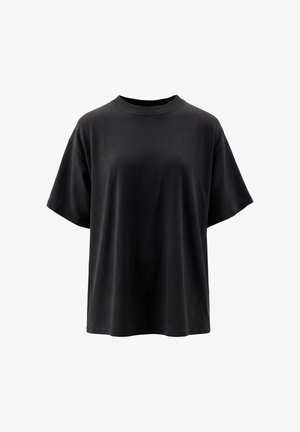 Czarny bawełniany t-shirt oversize z krótkim rękawem i okrągłym dekoltem, prezentowany na białym tle.