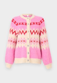 Ροζ μάλλινο ζακέτα με κουμπιά, με μπεζ περιθώριο και κόκκινα γεωμετρικά ζιγκ-ζαγκ και διαμαντένια σχέδια στο μπροστινό μέρος και στα μανίκια.